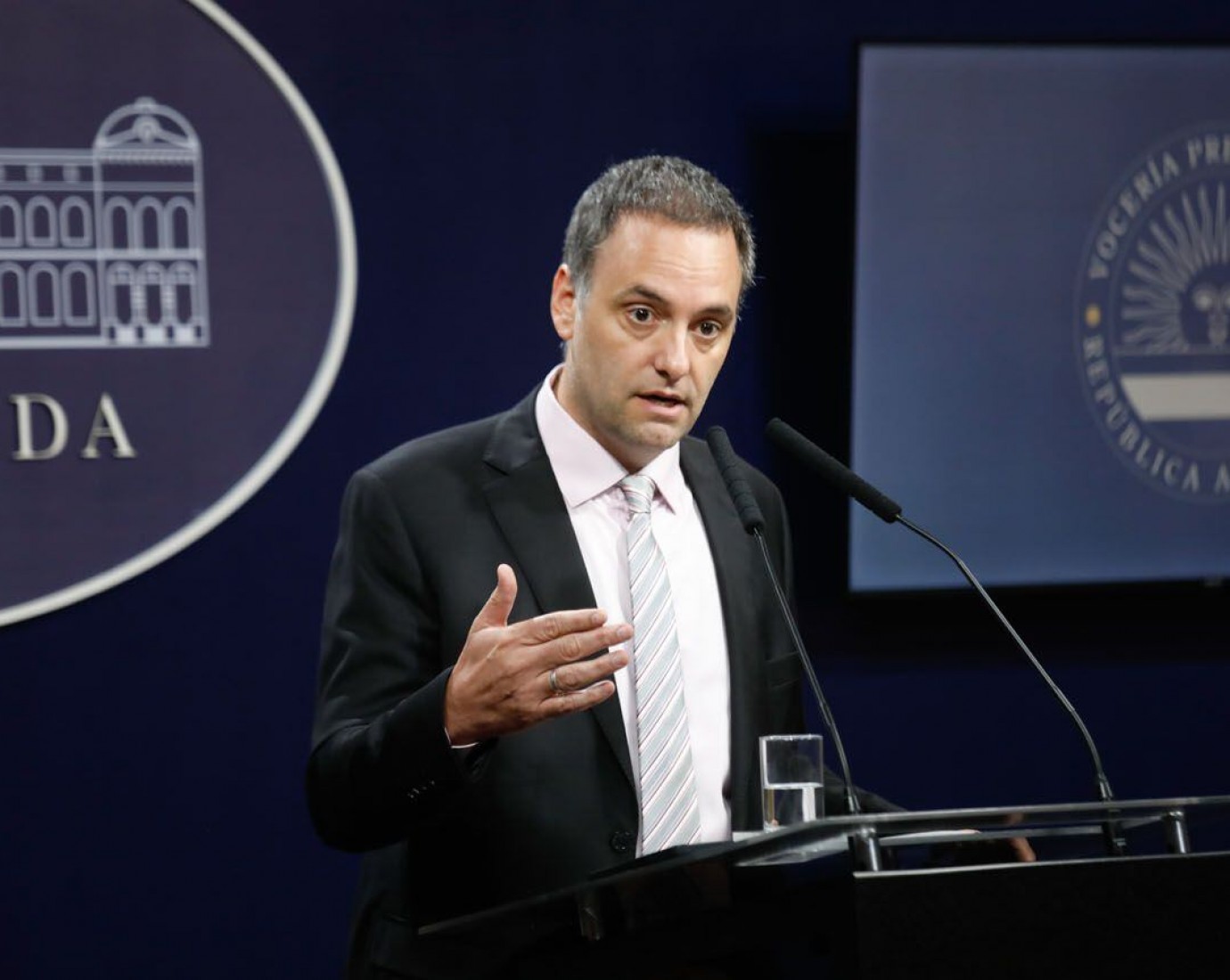 Adorni vuelve a dar conferencias en medio de la polémica y busca retomar la agenda