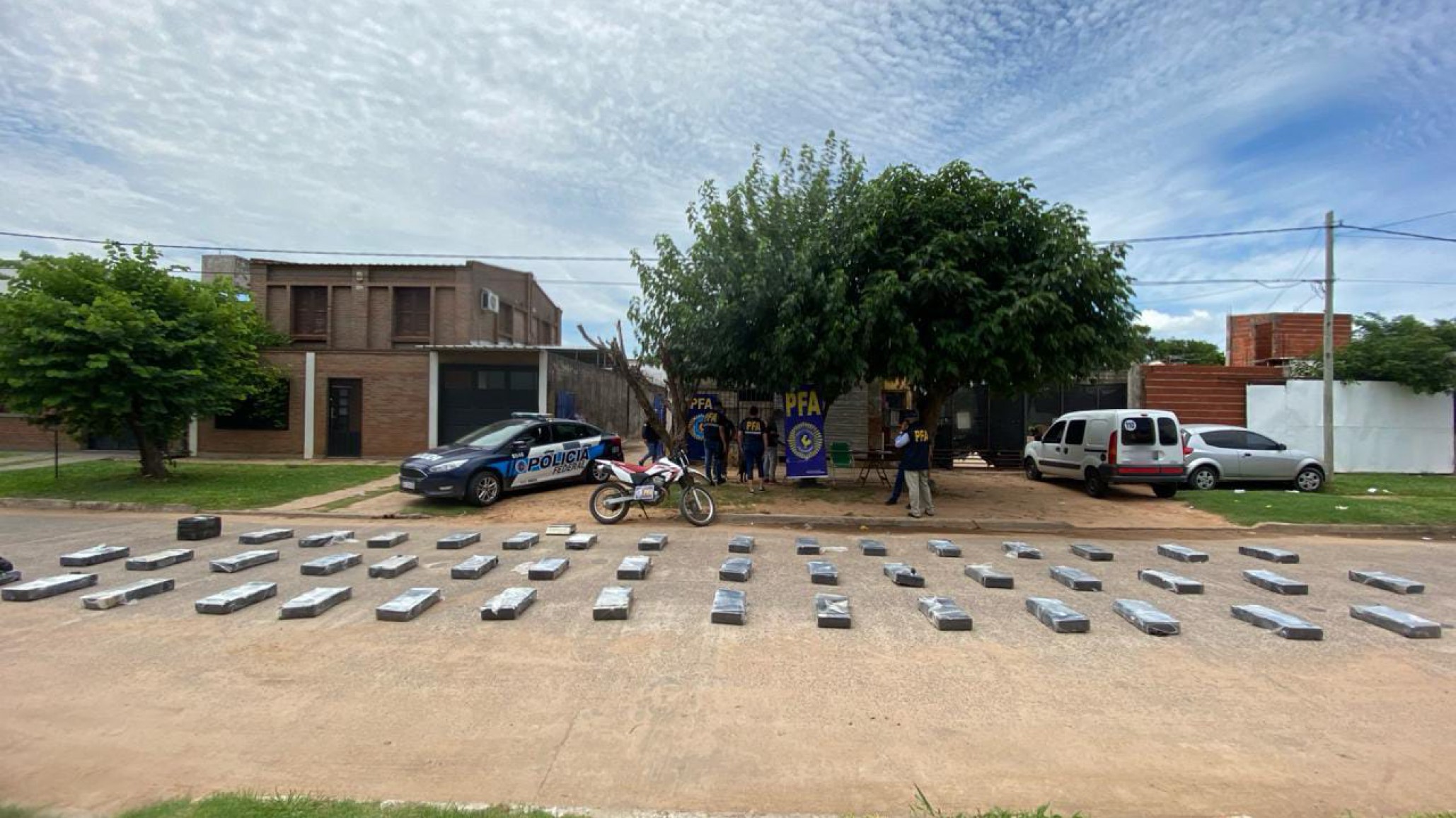 Tenía arresto domiciliario y le encontraron más de 600 kilos de marihuana en la casa