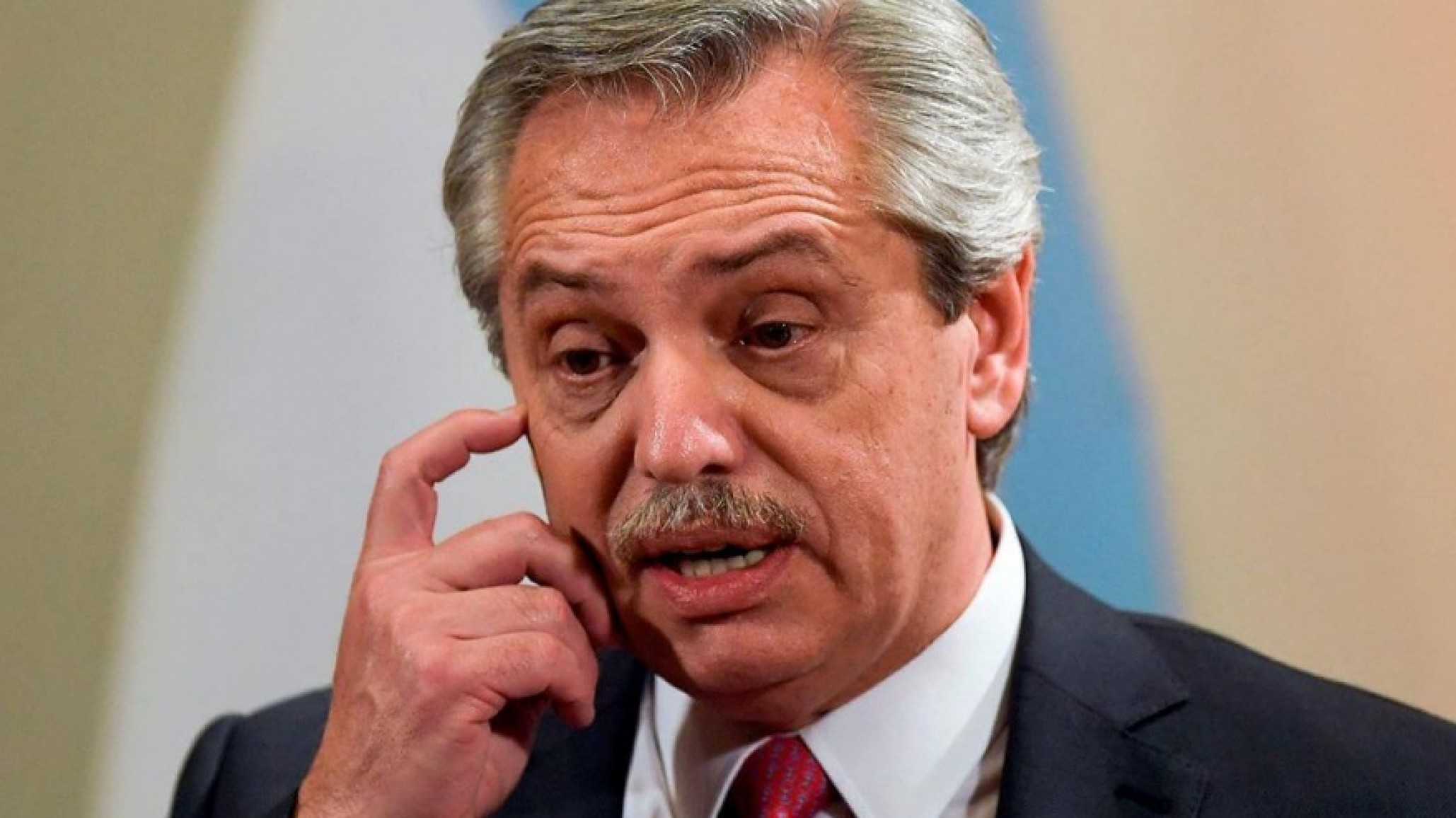 Alberto Fernández imputado por "irregularidades" en la contratación de seguros