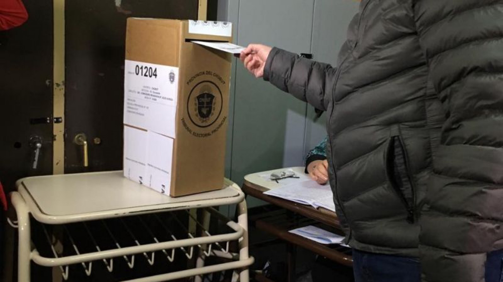 Carlos Linares emitió su voto