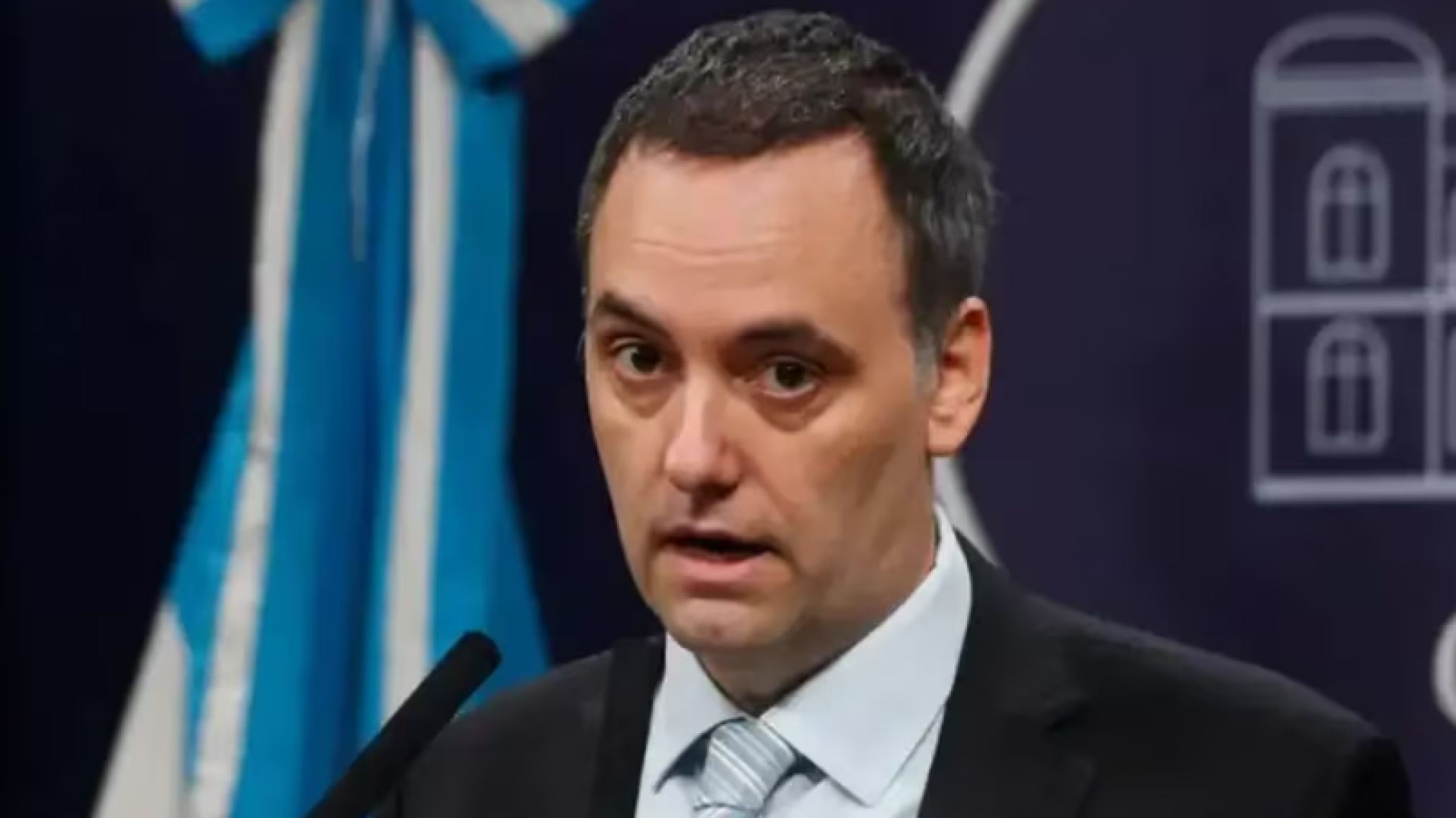 El vocero presidencial defendió al Ministro de Salud tras el aumento de casos de dengue ya que se desempeña "de manera exquisita"