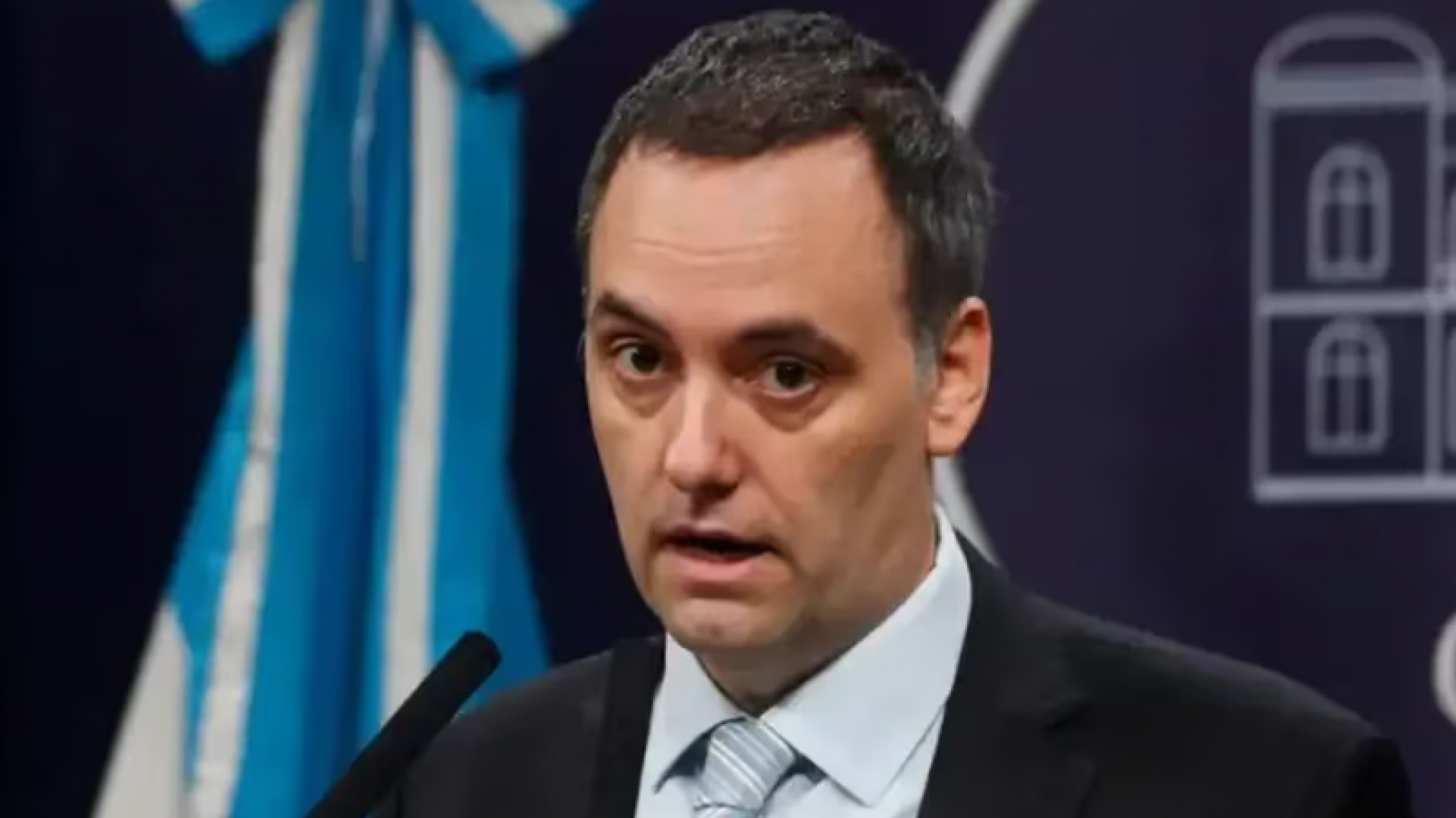 El vocero presidencial defendió al Ministro de Salud tras el aumento de casos de dengue ya que se desempeña "de manera exquisita"