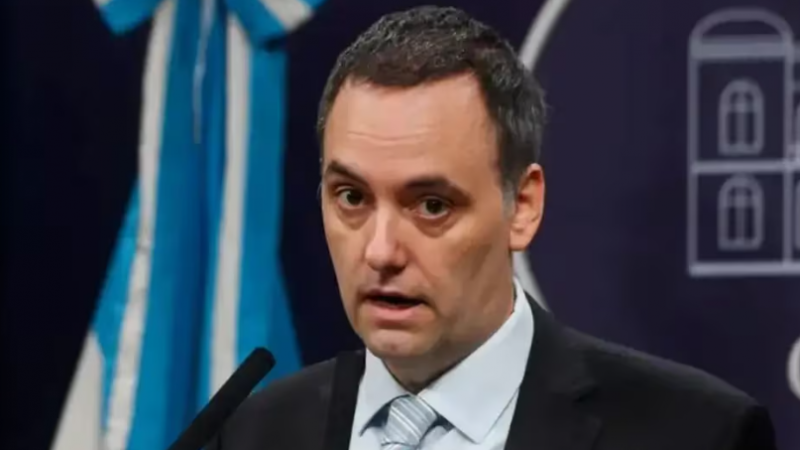 Adorni, otra vez en el centro: le adjudican una casa en un country que no figura en su declaración