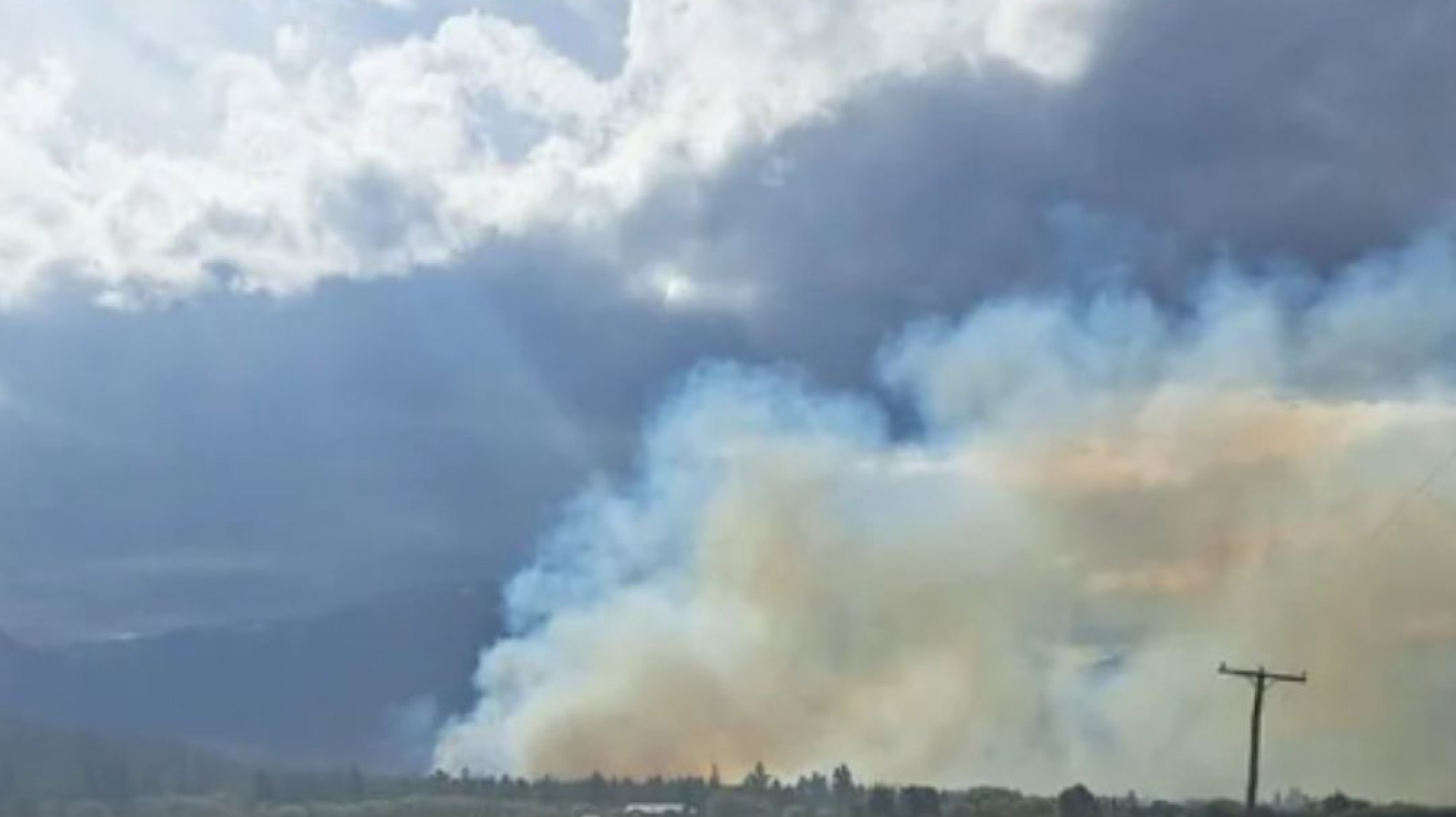 Incendio en Los Cipreses: las llamas estuvieron cerca de las viviendas