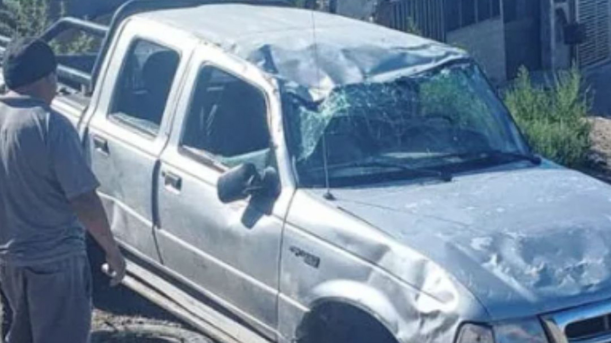 ¡Ni olvido ni perdón! No puso freno de mano y la camioneta cayó por una pendiente