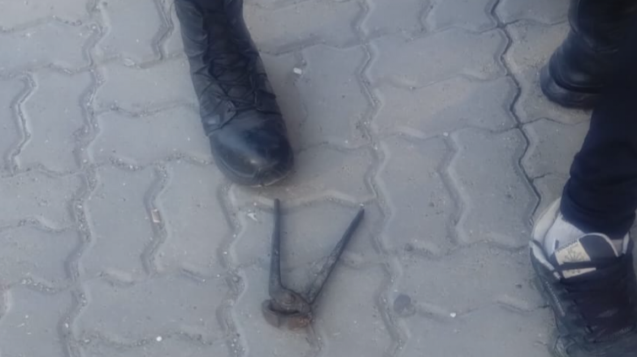 Fue detenido con una tenaza al forzar un reja ¿Quería ser el primero en llegar a la escuela?