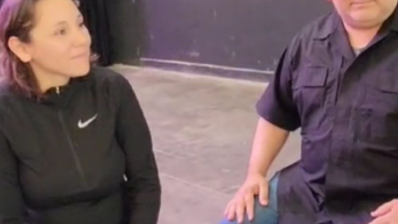 Joven sorda compartió su pasión por la cocina mientras busca oportunidades laborales