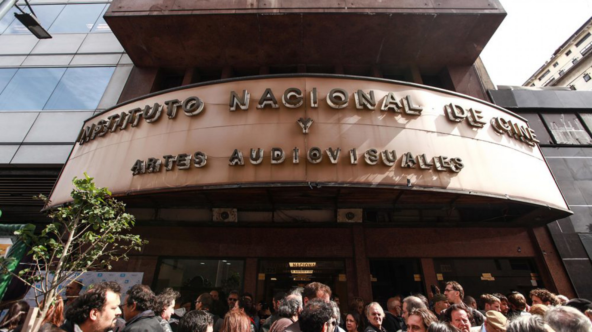 La "motosierra" llegó al INCAA: despidos, cierre de la plataforma Cine.ar y venta del cine Gaumont