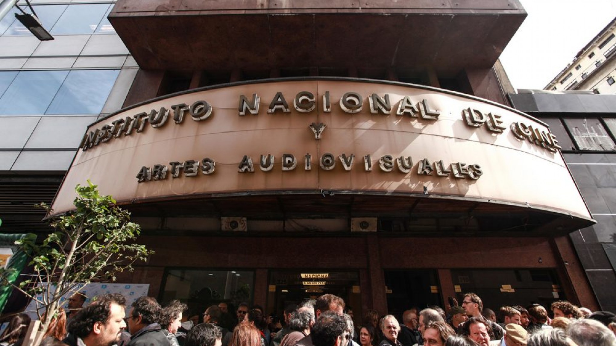 La "motosierra" llegó al INCAA: despidos, cierre de la plataforma Cine.ar y venta del cine Gaumont