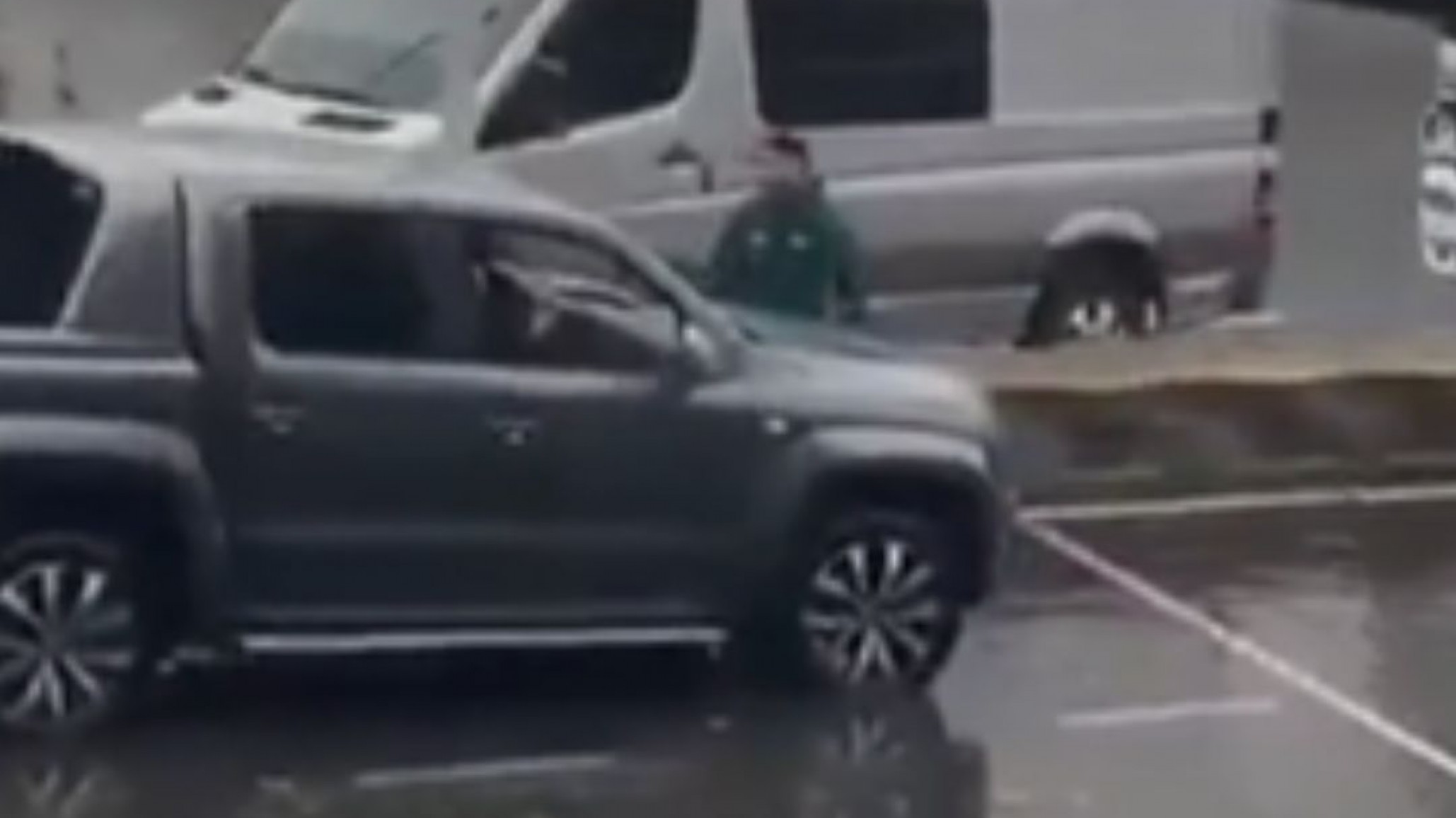 Video: Un conductor atropelló a un vecino que intentaba evitar paso en calle inundada