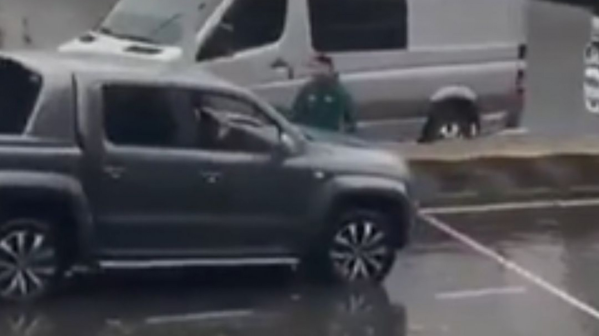 Video: Un conductor atropelló a un vecino que intentaba evitar paso en calle inundada