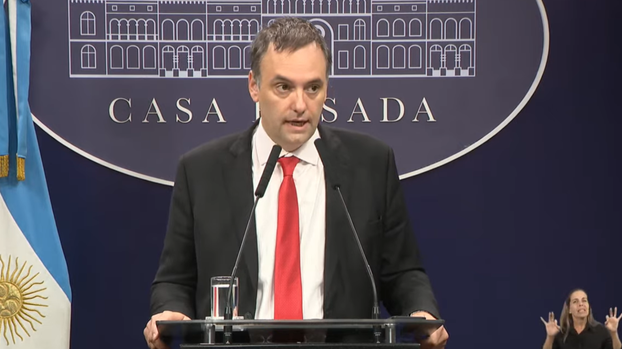 Gobierno anunció medidas contra el adoctrinamiento en las escuelas: "padres y alumnos podrán denunciar a docentes"