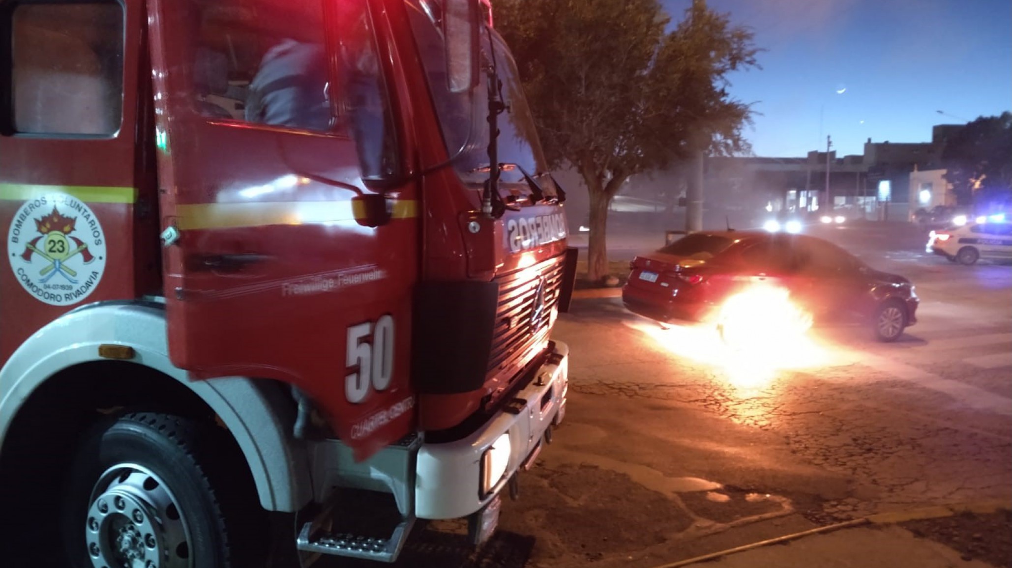 Un conductor circulaba por la Avenida Estados Unidos hasta que su auto se prendió fuego