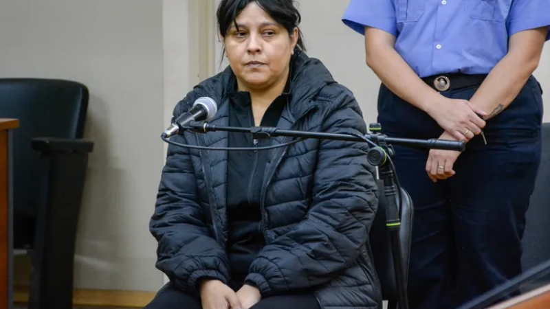 Cajera estafadora robó datos de tarjetas de 35 clientes, los escondió en un sombrero y hasta pagó $100.000 en UBER