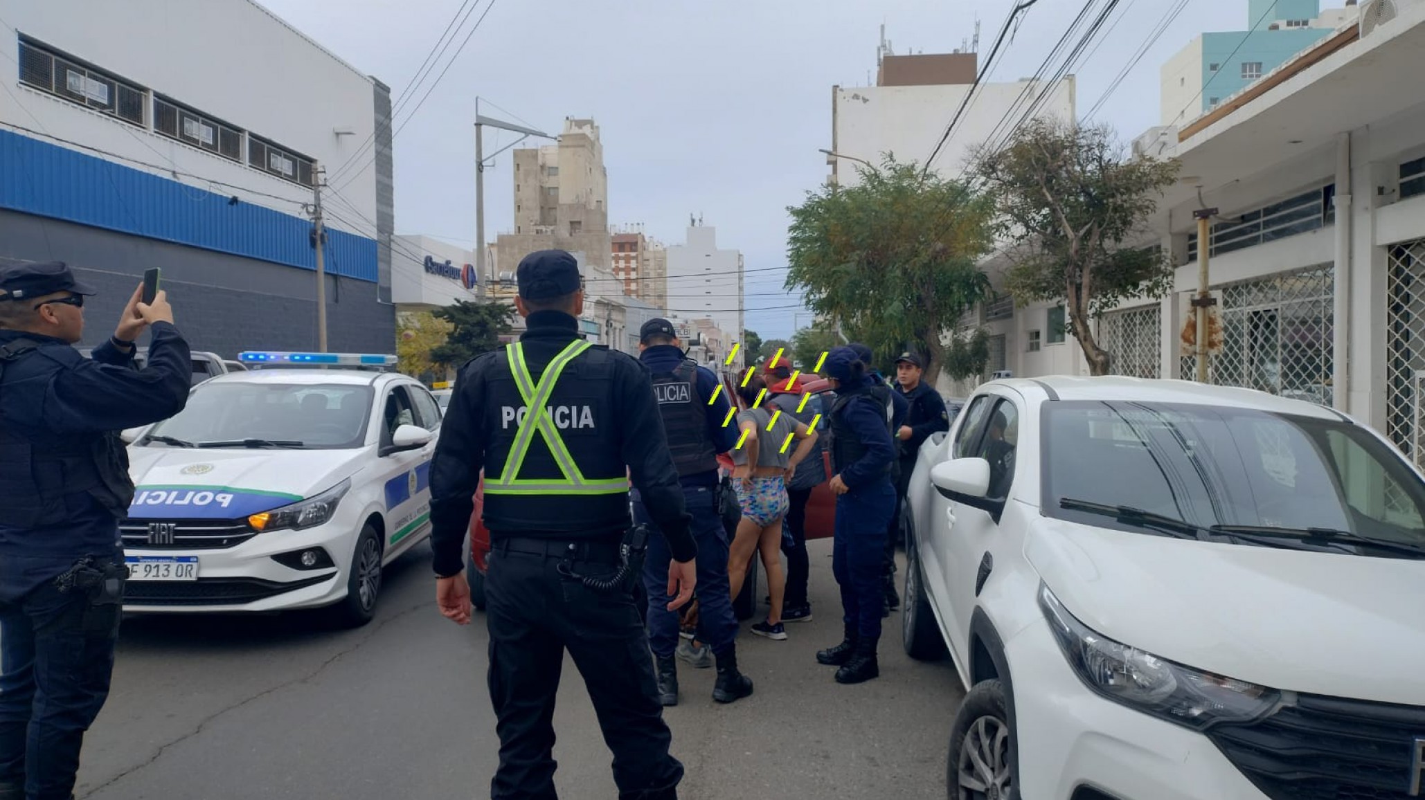 Tres detenidos por intentar robar un neumático de auxilio en plena vía pública