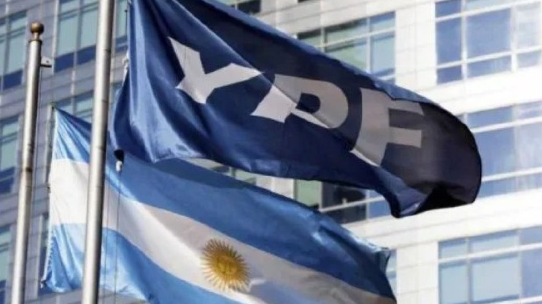 Escándalo en YPF: denuncian intento de aumento salarial del directorio a $70 millones
