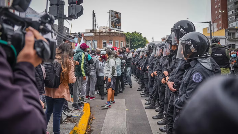 Piqueteros marchan en 500 puntos y cerca de la Quinta de Olivos hubo tensión y despliegue policial