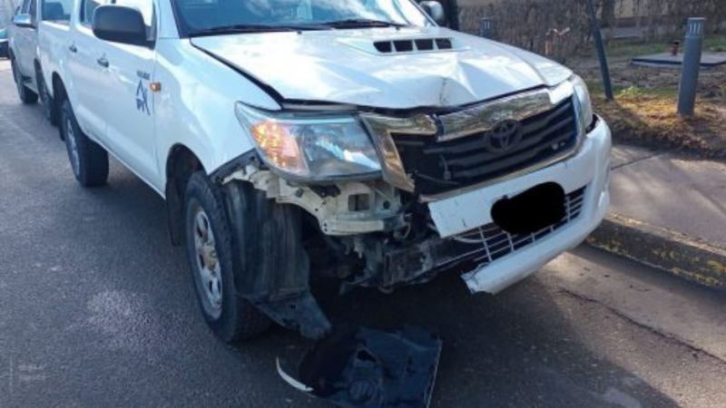 Una mujer que conducía una camioneta del IPV impactó contra un poste de luz