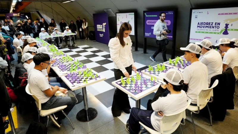 Candela Francisco, campeona mundial de ajedrez, desafía a 38 jugadores en simultáneo en el subte