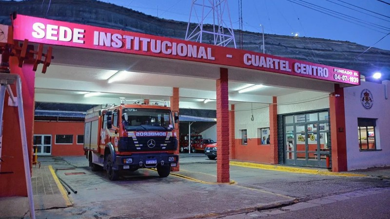 Bomberos perdieron maquinaria en el incendio al norte de Comodoro y advierten que la ayuda tardó en llegar