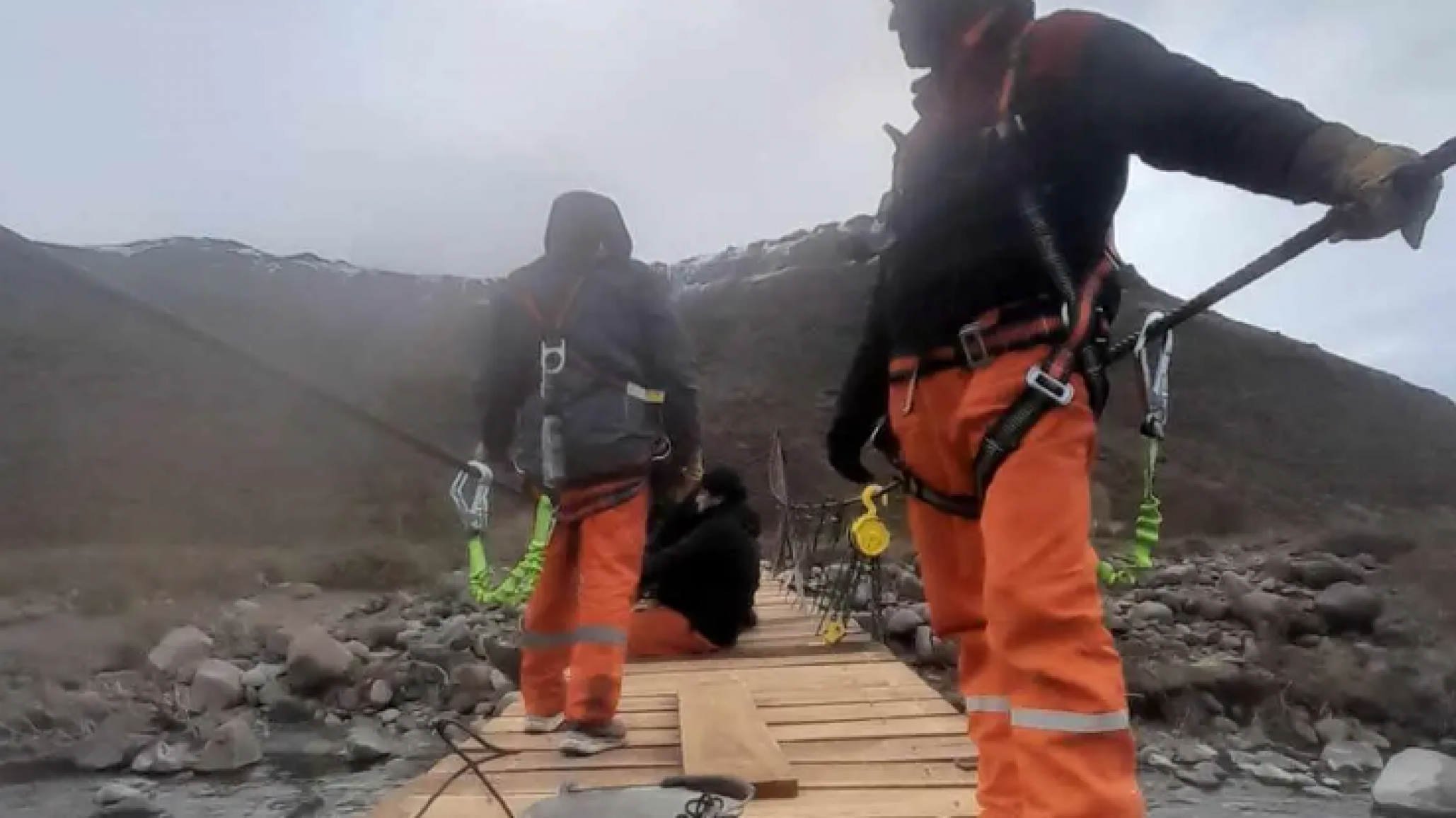 El viento arrasa con todo: Tablas de madera cayeron sobre un puente en el que trabajaban obreros de Vialidad Nacional