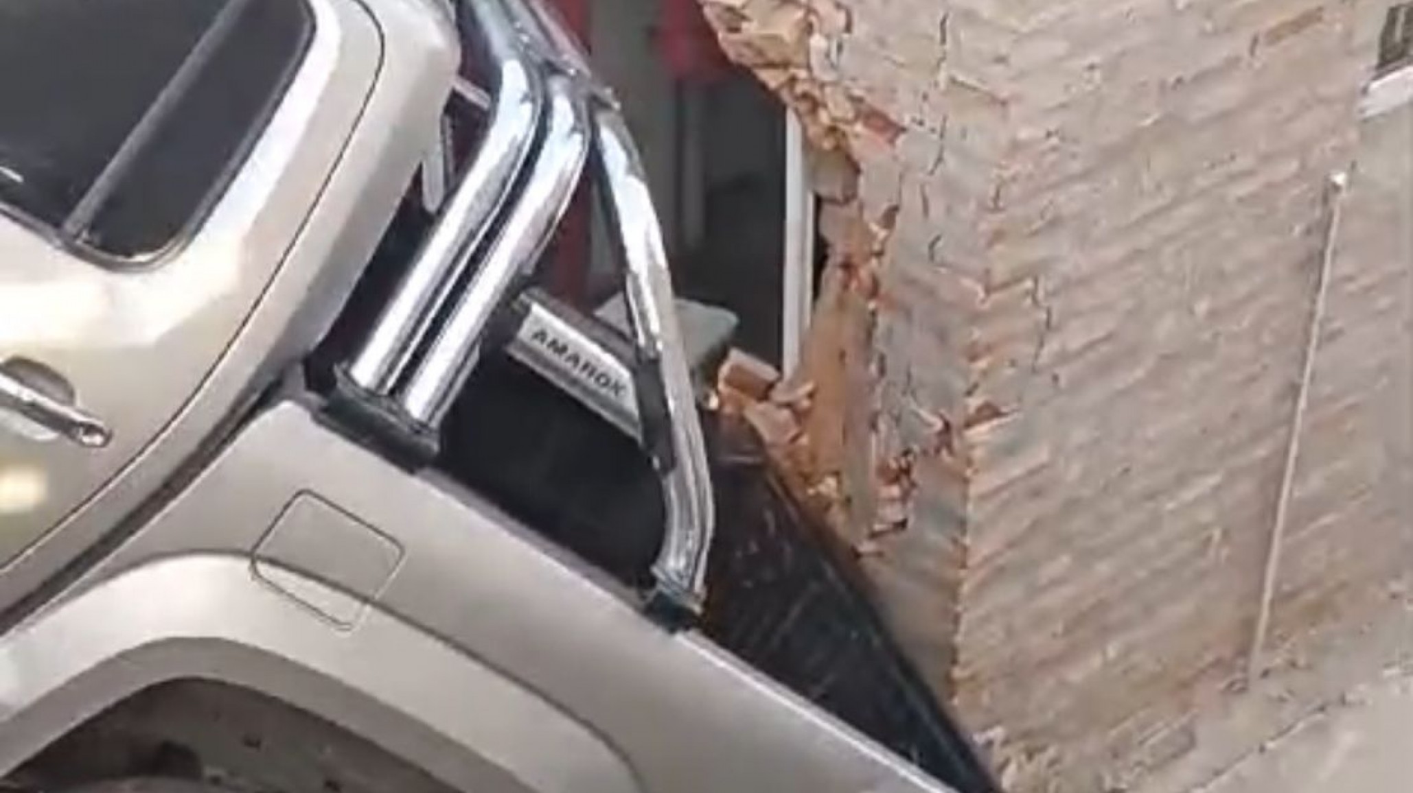 Video: Una camioneta cayó dentro de una casa