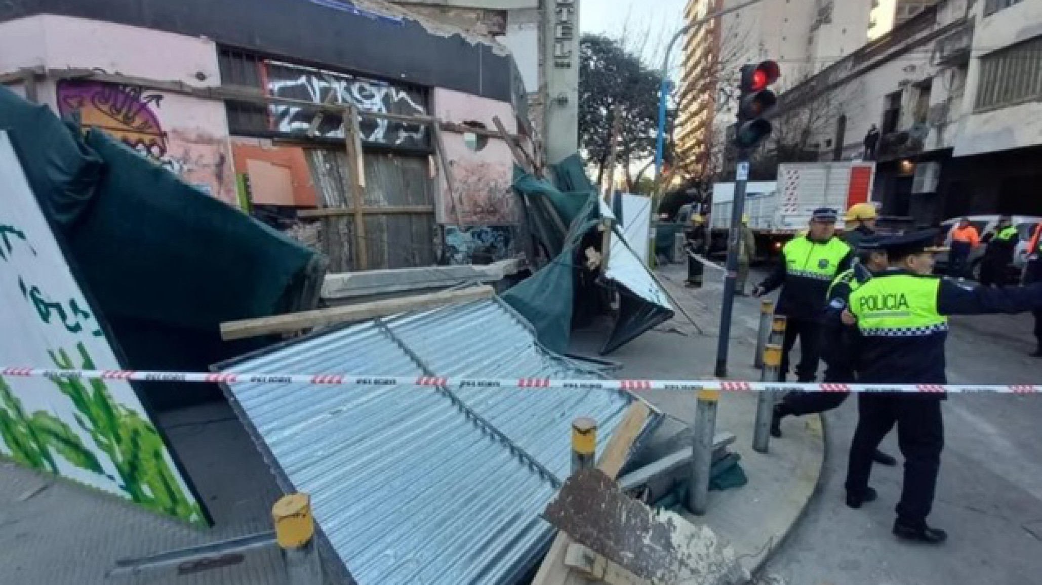 Se derrumbó un edificio en demolición en pleno centró y hay seis heridos