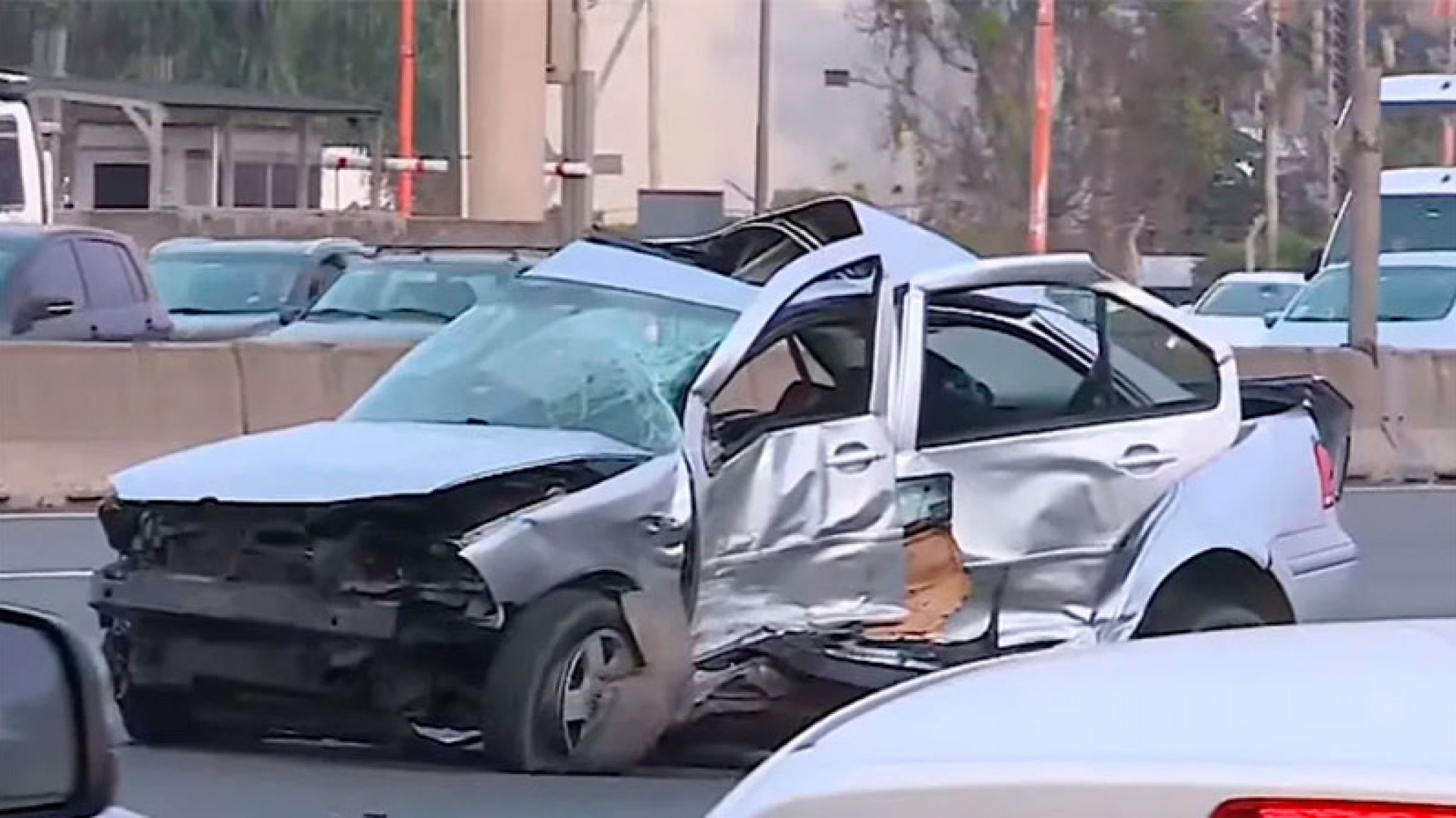 Dio un giro con el auto, chocó, salió despedido y murió