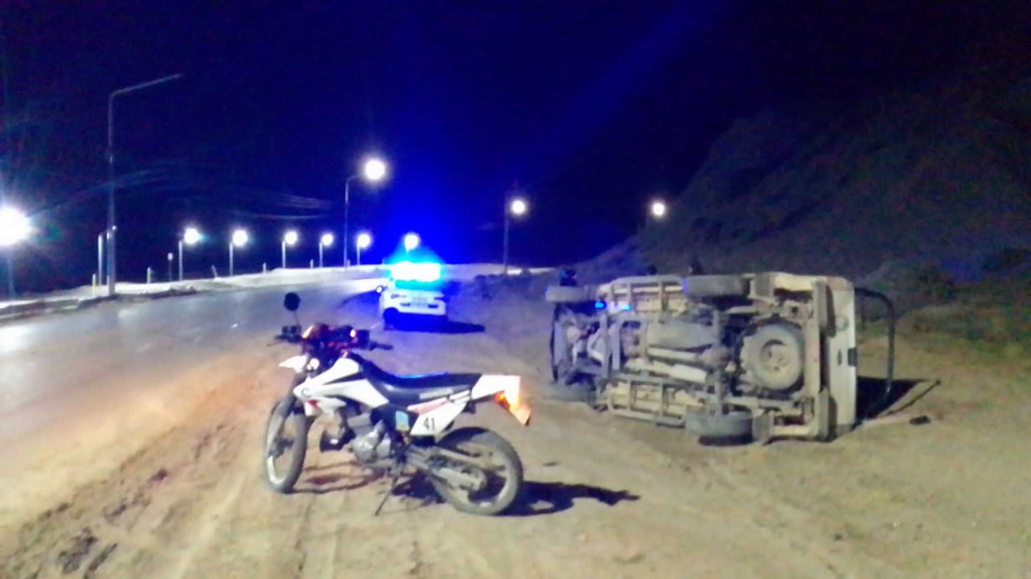 Conductor alcoholizado manejaba por el Camino Centenario, se cruzó de carril y volcó