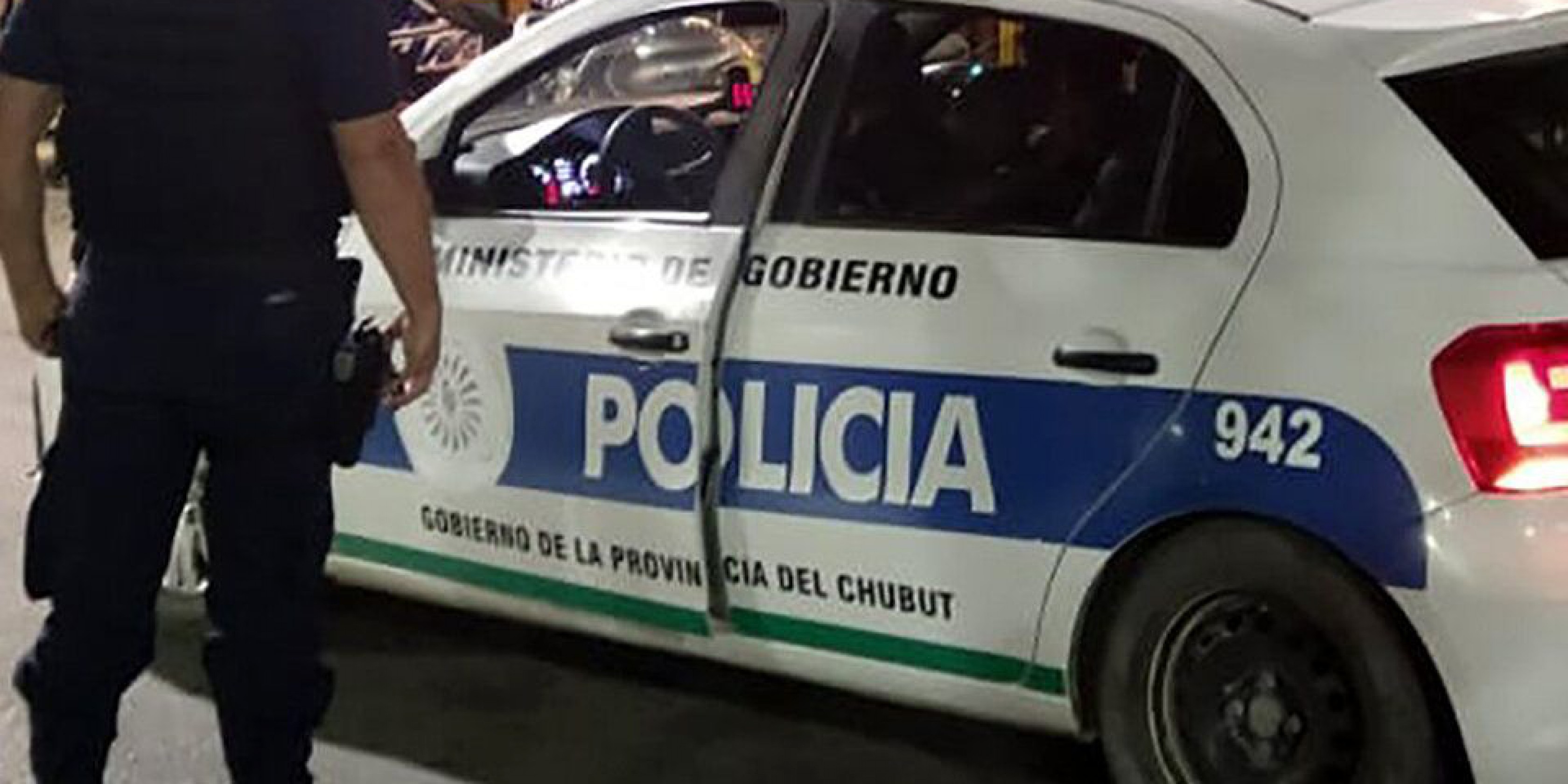 Lo sacaron a la fuerza tras insultar a una empleada en la YPF y pegarle a un policía