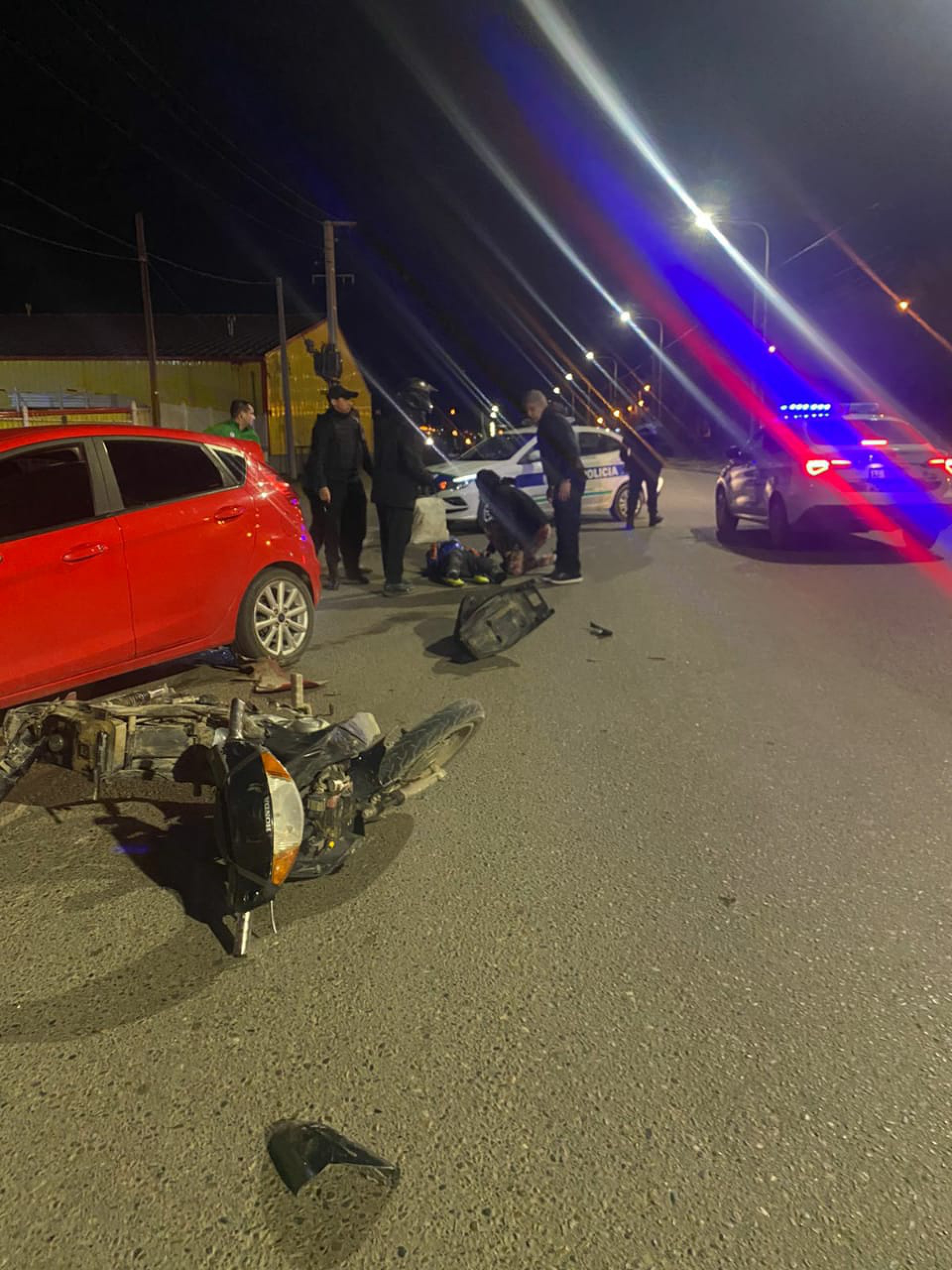 Un motociclista chocó y su hijo de 9 años terminó con lesiones en la pierna