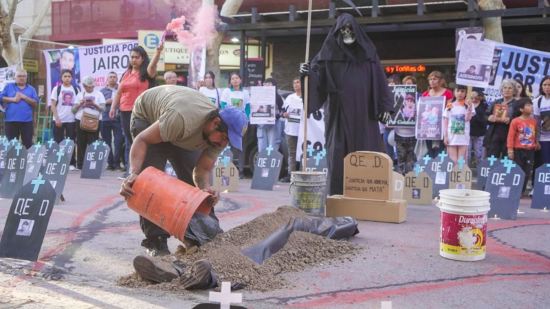 Desgarrador reclamo de un padre: Se "enterró vivo" frente a Tribunales para exigir justicia por la muerte de su hijo