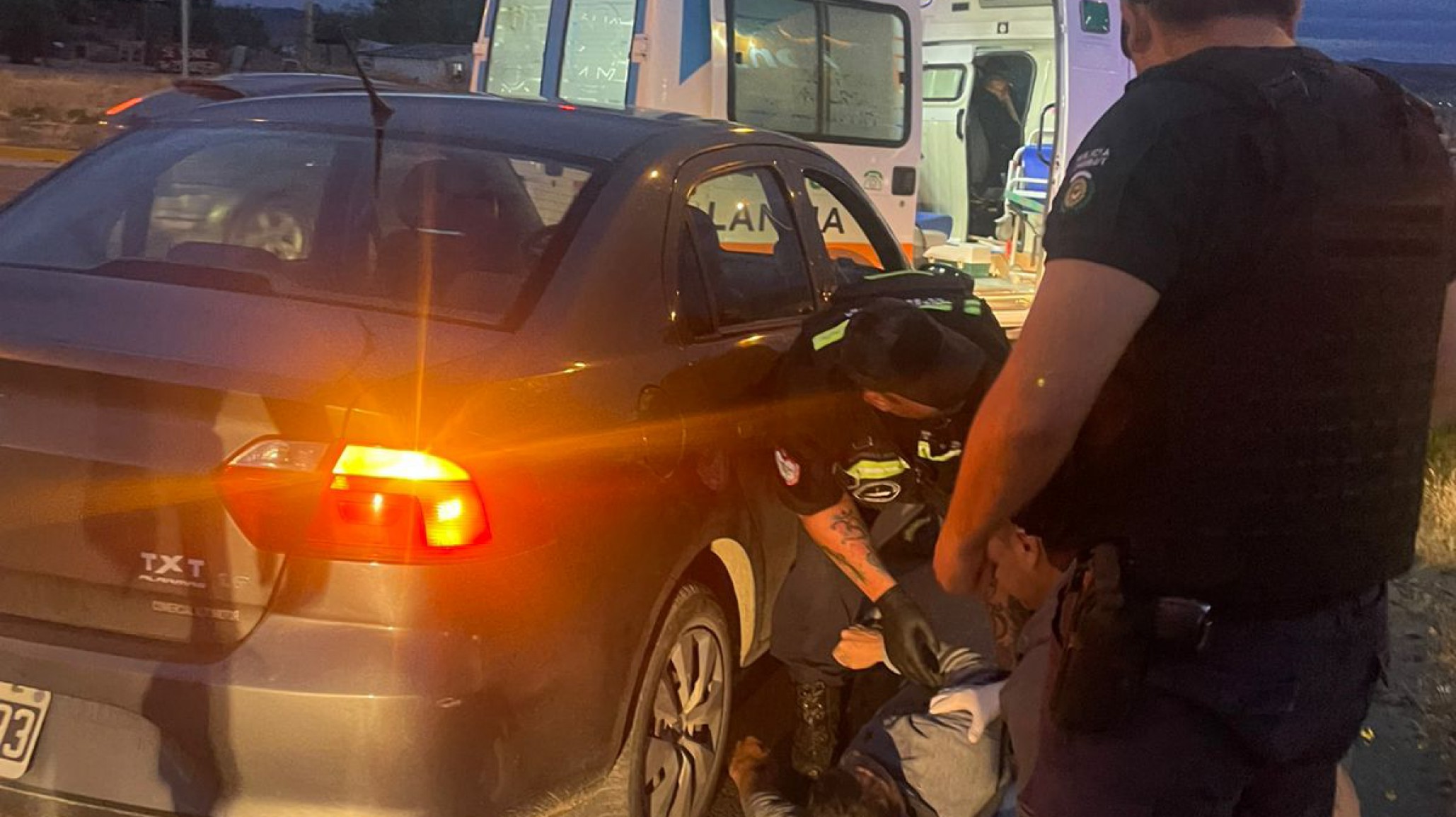 Un hombre cayó de su moto y terminó descompensado en plena avenida