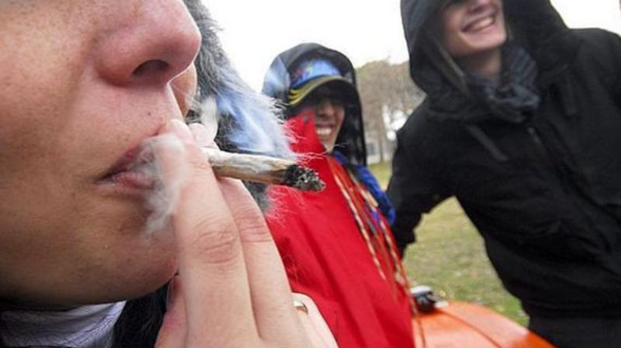 Profesor fumanchero: vendía porros a sus alumnos y lo apartaron del cargo