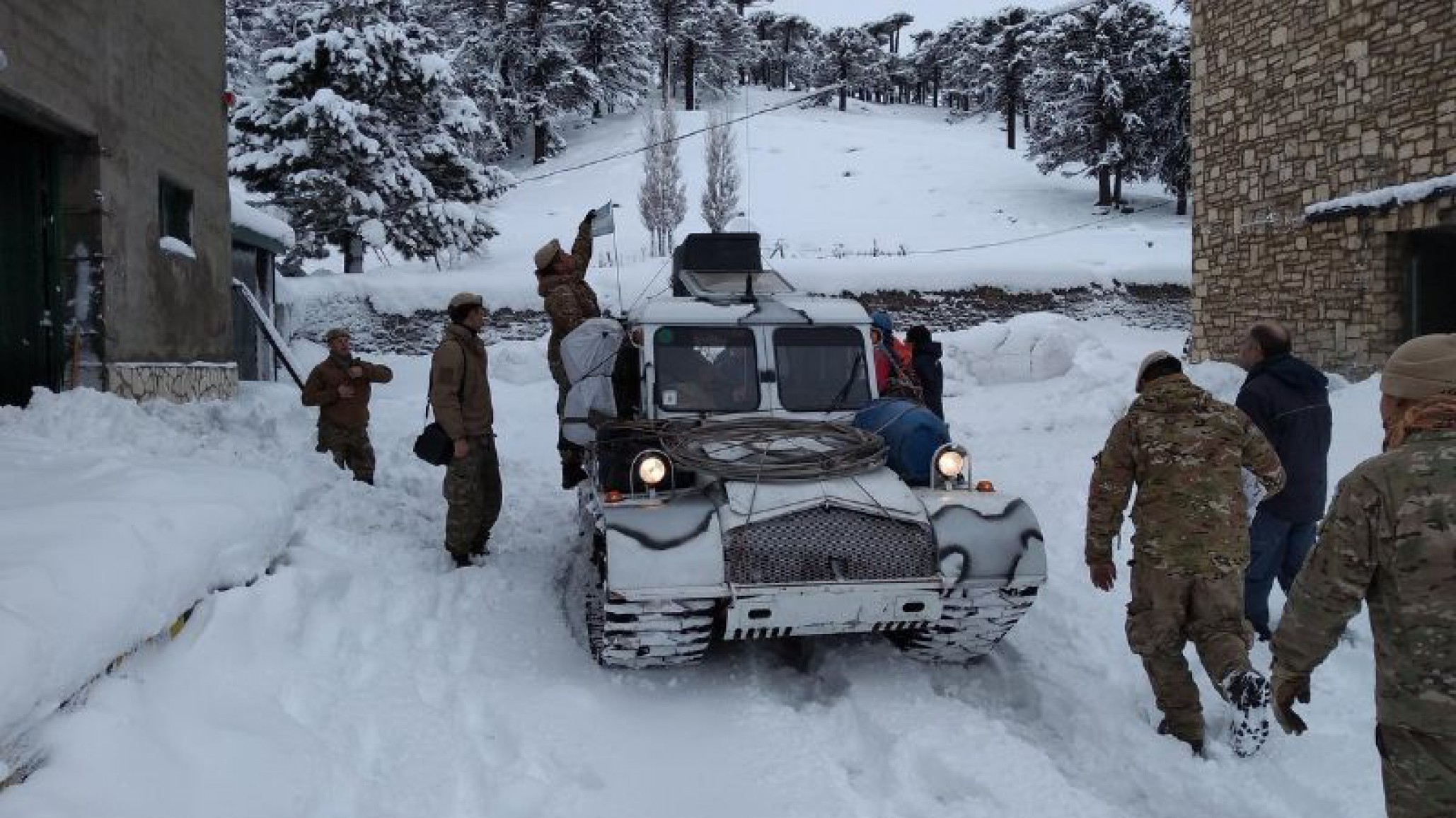 Así quitó la nieve con un snowtrack la Compañía de Cazadores de Montaña
