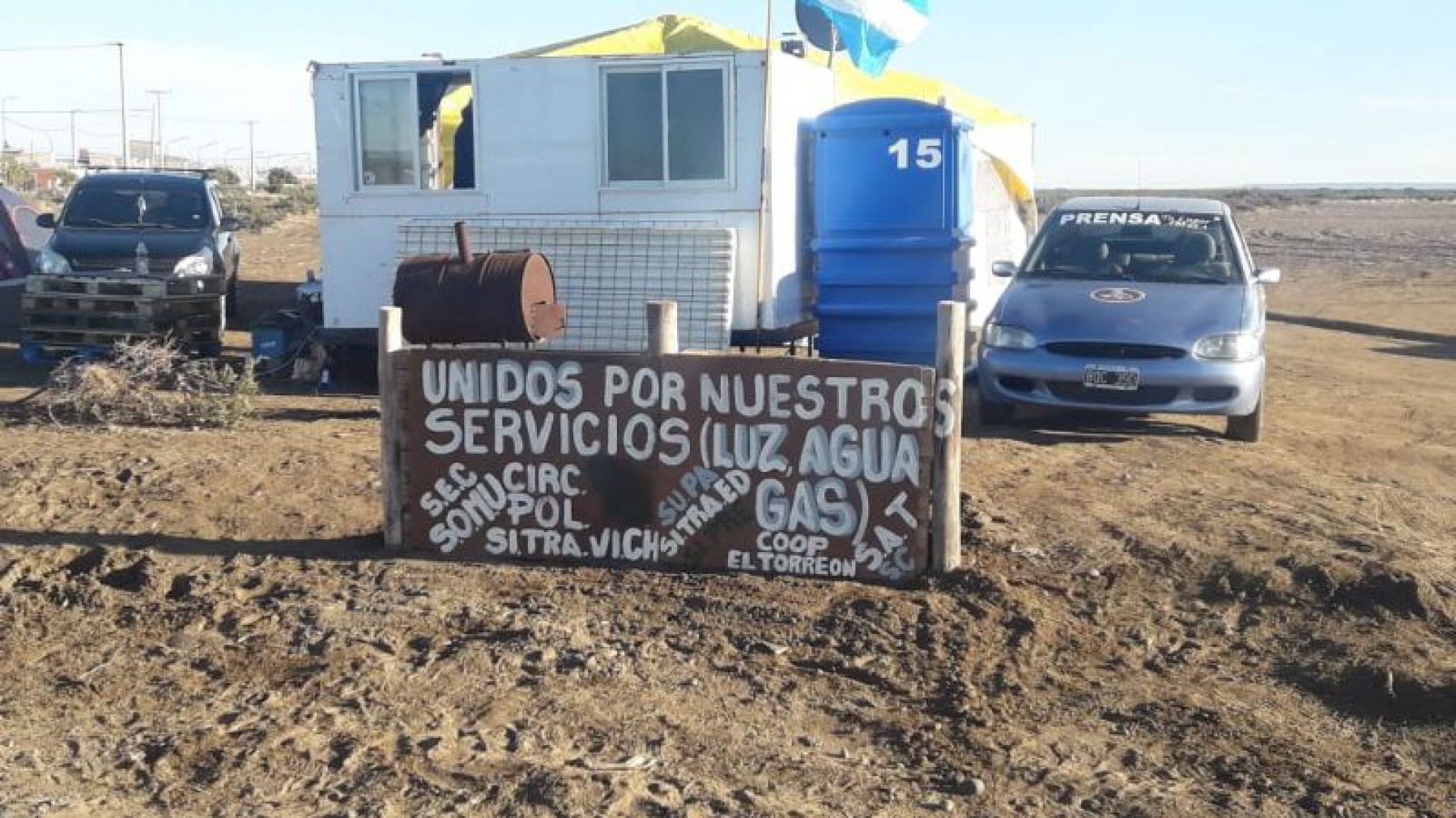 Adjudicatarios realizan acampe para exigir el sorteo de sus lotes