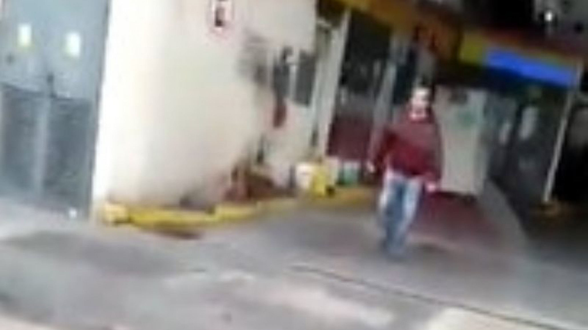 Un pasajero escrachó al chofer que se bajó para hacer una compra en pleno viaje