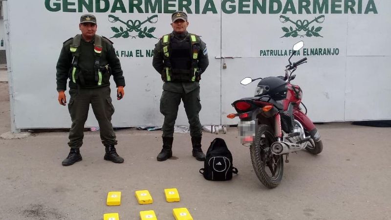 Motociclista viajaba con más de 6 kilos de cocaína escondidos
