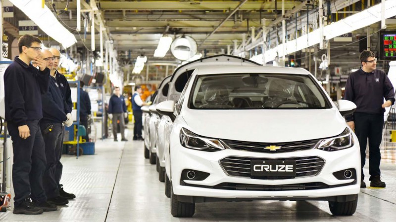 General Motors proyecta una caída del 50% en la producción y lanza un plan de retiros para 300 empleados