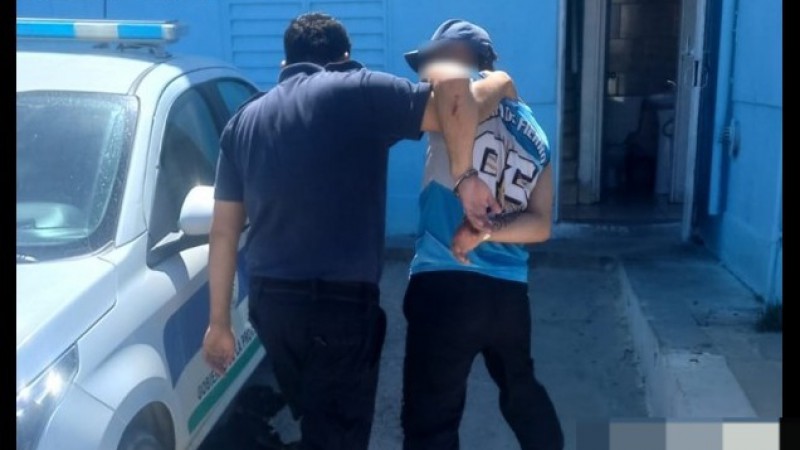 Cayó por intentar robar una casa: ¡Lo atraparon pateando la puerta!