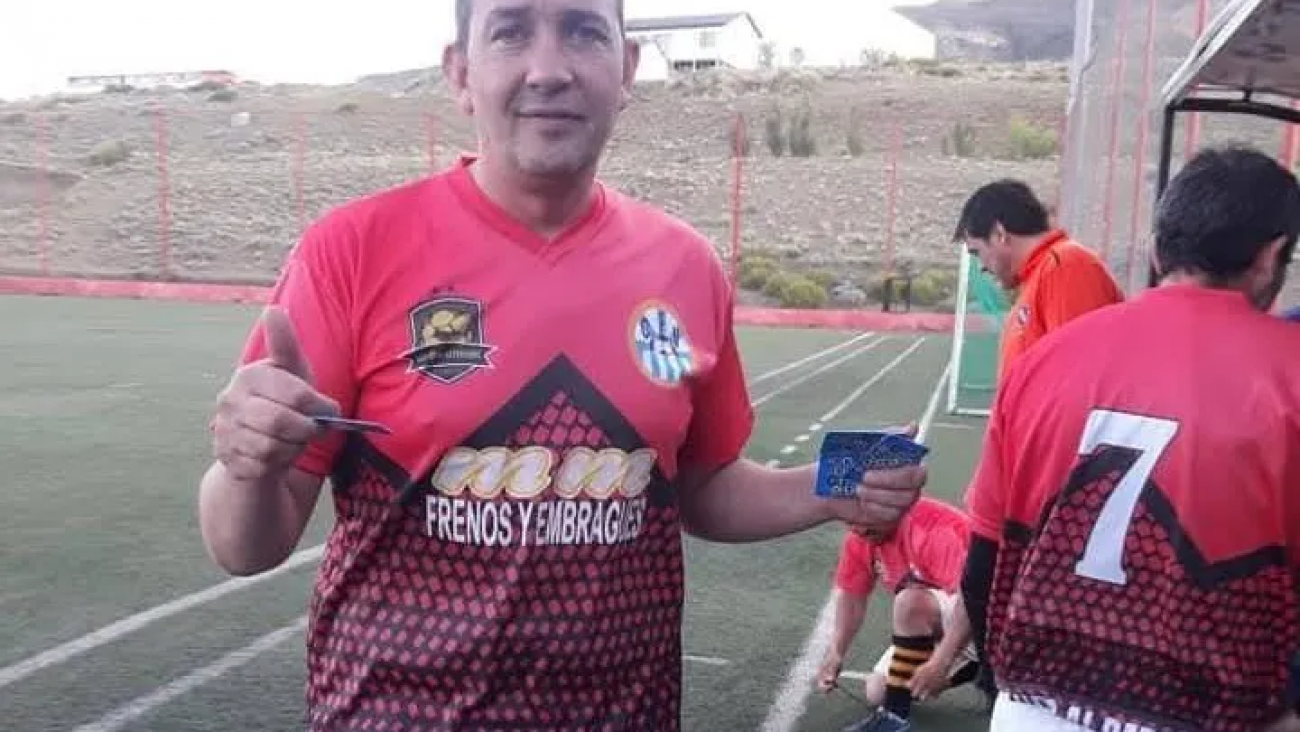 Fue a jugar un partido de veteranos, se descompensó y murió en el auto