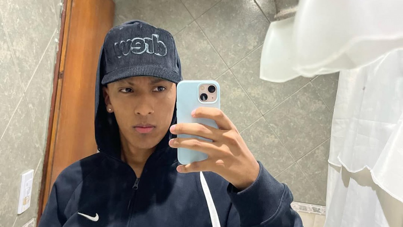 Tres motochorros asaltaron a un streamer mientras transmitía en vivo