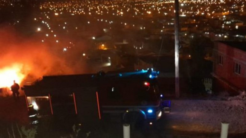 Un incendio consumió una vivienda abandonada en la zona del cerro