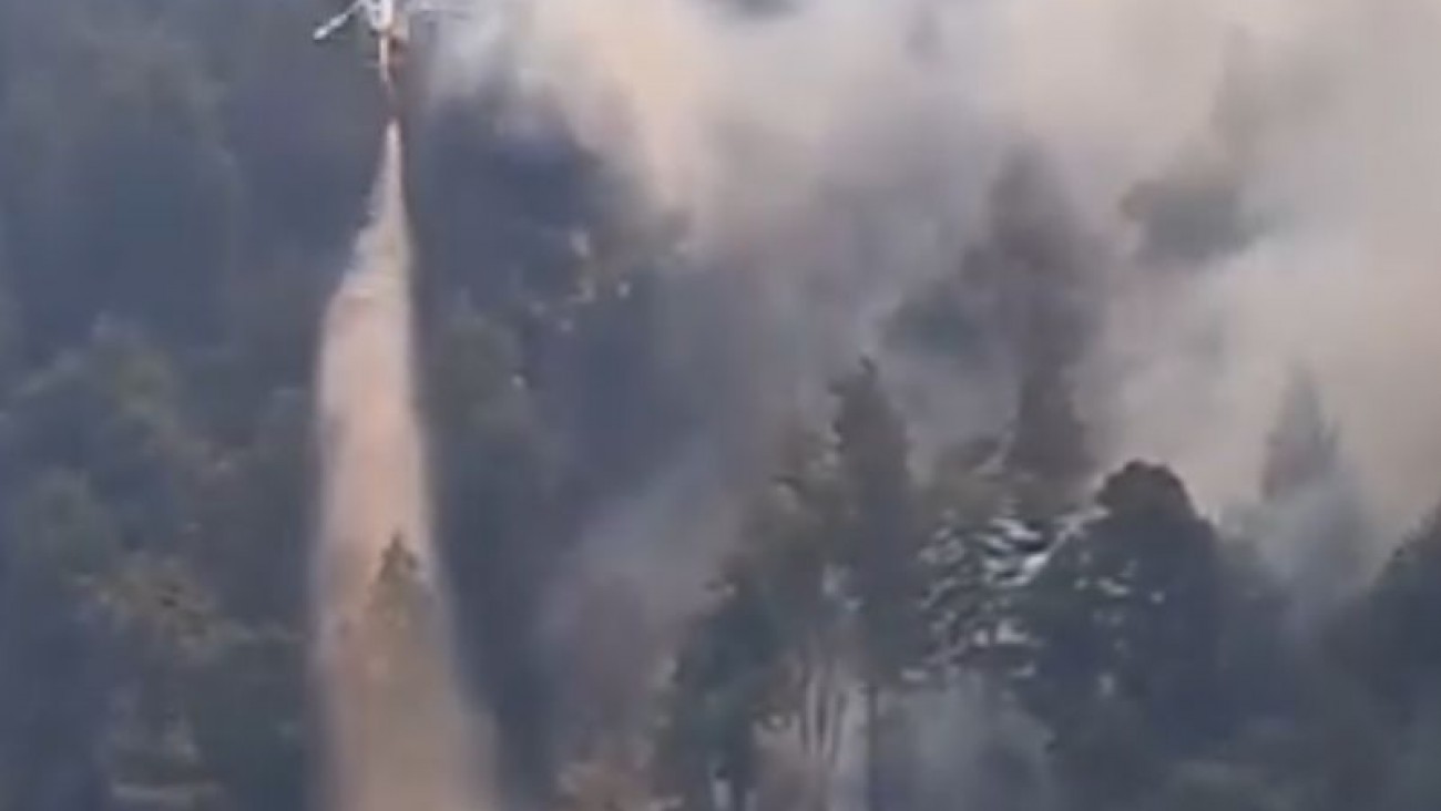 Así combaten el incendio en Costa del Río Azul con medios aéreos y brigadistas en tierra