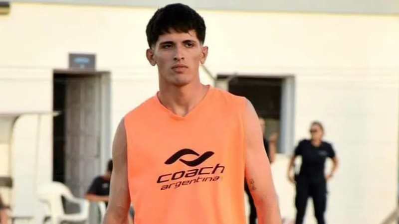 Tragedia en el fútbol: un jugador de 20 años falleció tras descompensarse durante un partido
