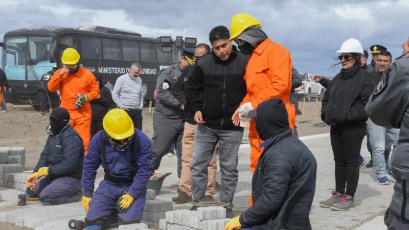Ocio cero: Presos de Santa Cruz salieron a la calle para trabajar en obras públicas