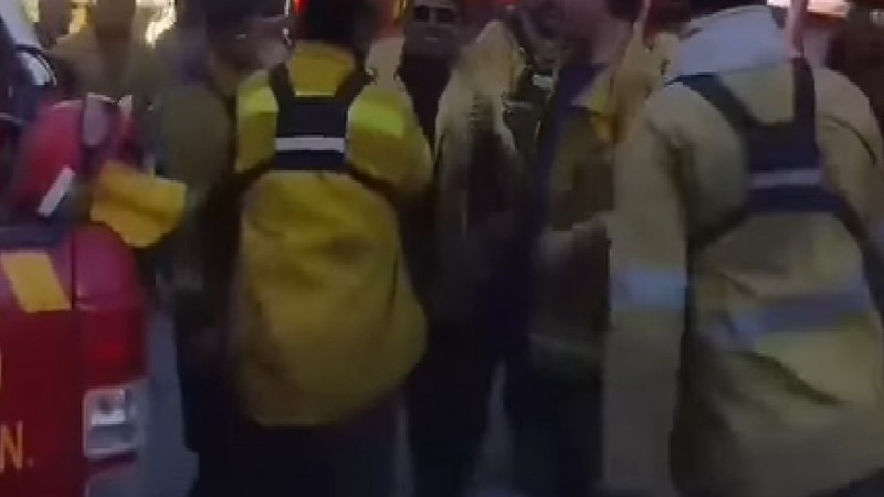 Emotiva despedida a los bomberos que combatieron los incendios en la Comarca Andina