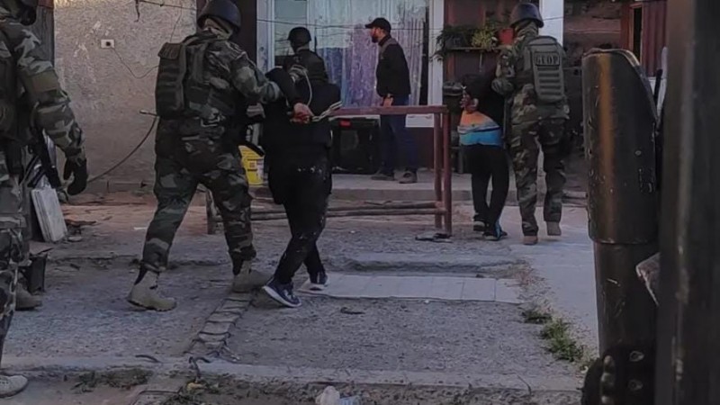 Desarticulan cinco puntos de venta de droga en Comodoro: un detenido y secuestro de armas y estupefacientes