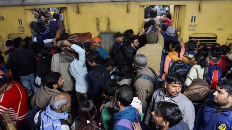 India: estampida en una estación de tren dejó 15 muertos y 25 heridos