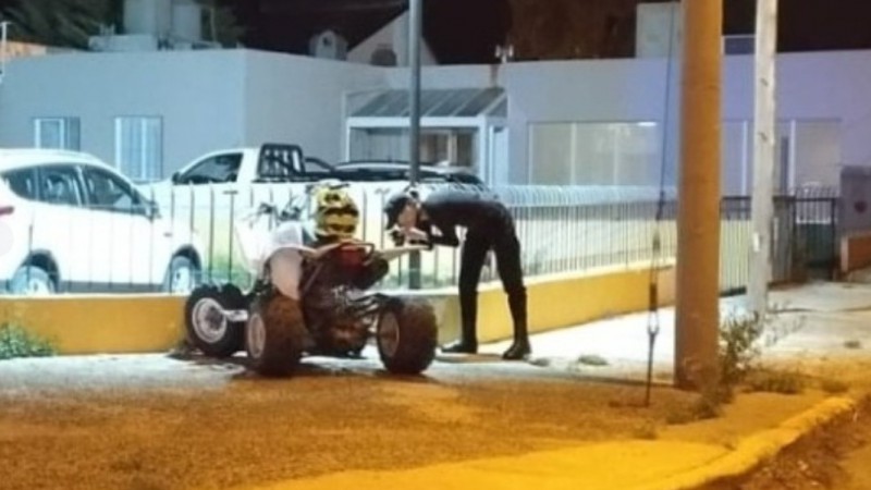 Dos menores de 13 años, uno al volante de un cuatriciclo, chocaron contra una pared y terminaron heridos